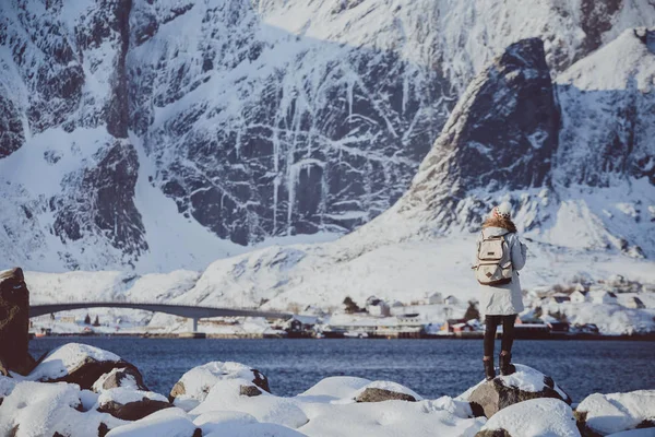 Lány sétál a part mentén a fjord — Stock Fotó