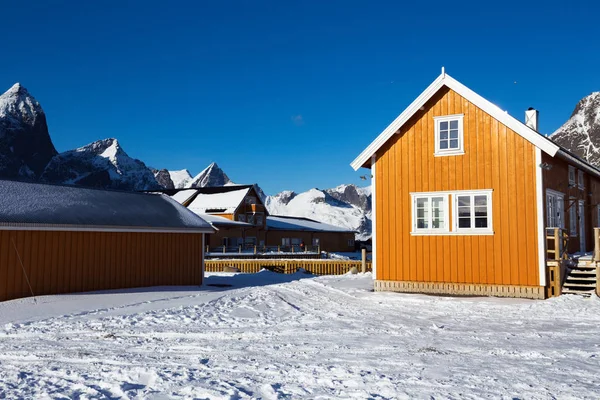 Traditionelles norwegisches Holzhaus rorbu — Stockfoto