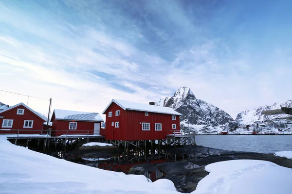 Traditioneel Noors houten huis rorbu — Stockfoto