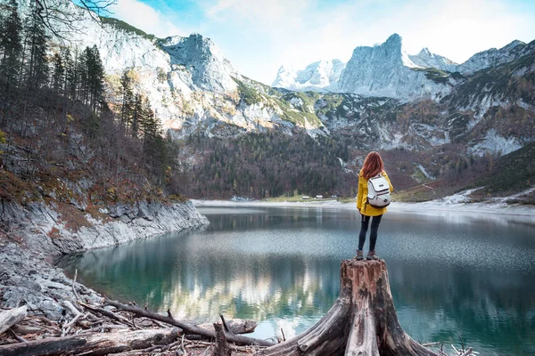 Дівчина стоїть на березі гірського озера — стокове фото