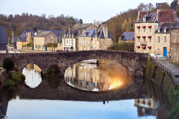 Vista sul porto della famosa città di Dinan — Foto Stock