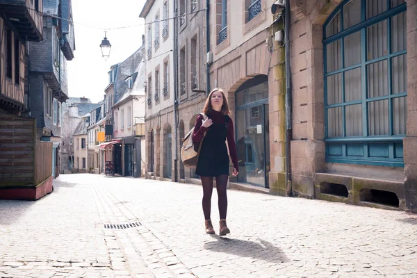 Mädchen spaziert in der Altstadt von Morlaix — Stockfoto