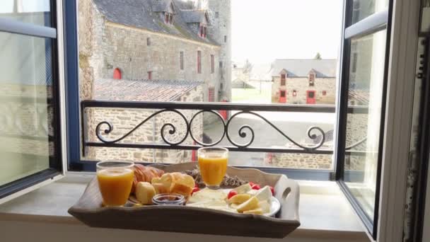 Tálcát Francia Reggelivel Egy Ablakpárkányon Croissant Sajt Gyümölcslé Dzsem Cseresznyeparadicsom — Stock videók