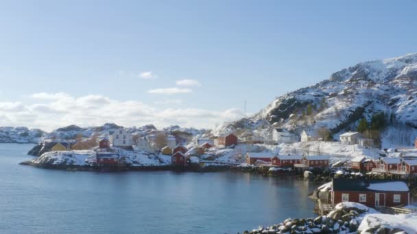 Piękny Norweski Krajobraz Zimowy Wielobarwnym Rorbu Zacumowanymi Statkami Rybackimi Zatoce — Wideo stockowe