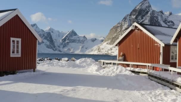 Flicka Med Koppen Sitter Bredvid Den Traditionella Mångfärgade Trä Fiske — Stockvideo