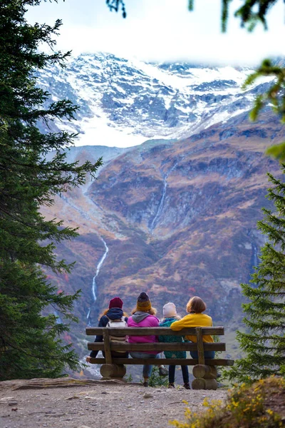 Voyage Montagne Famille Dans Les Montagnes Assis Sur Banc Regarde — Photo