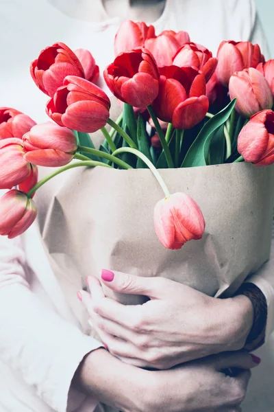 赤いチューリップの花束を手にした女の子 明るい春 — ストック写真