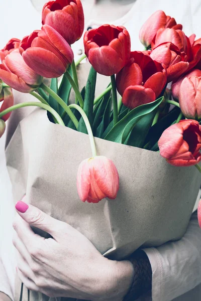 Girl Holding Huge Bouquet Red Tulips Hands Bright Sprin — Stock Photo, Image