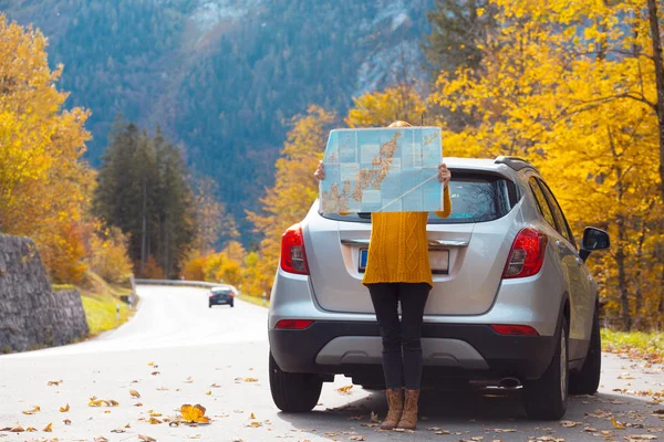 Anreise Mit Dem Auto Roadtrip Touristenmädchen Mit Landkarte Steht Neben — Stockfoto