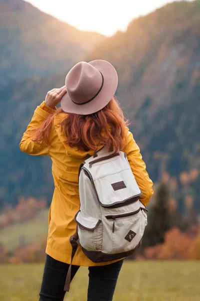 Girl Hat Backpack Stands Meadow Mountain — Stock Photo, Image