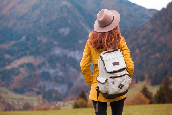 Girl Hat Backpack Stands Meadow Mountain — Stock Photo, Image