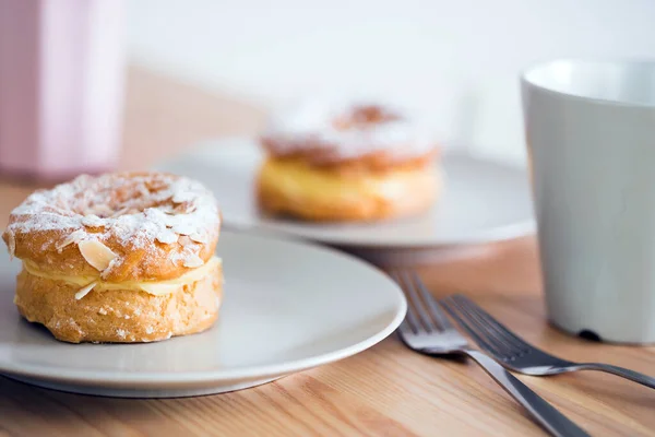 Schöne Brühende Kuchen Und Eine Tasse Tee Der Nähe — Stockfoto