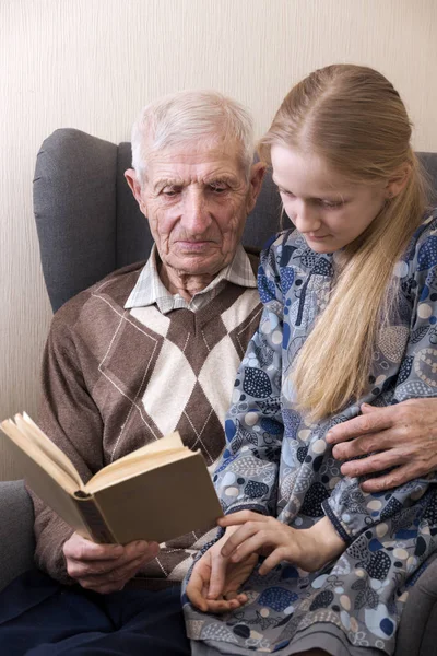 Portrait Senior Man Sitting Armchair Together Granddaughter Reading Books Leisure — Stock Photo, Image