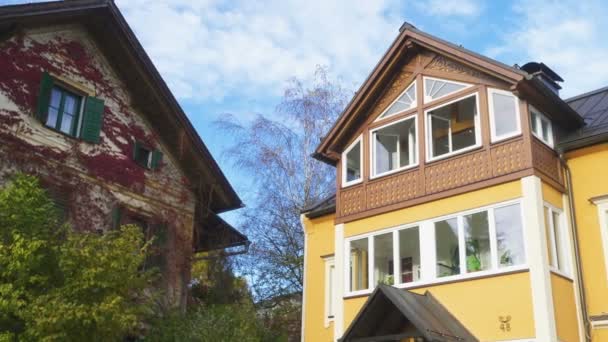 Casas Austríacas Tradicionais Fachadas Dia Ensolarado — Vídeo de Stock