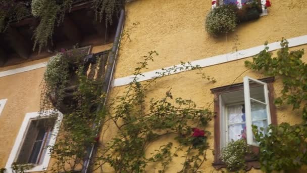 Traditionele Oostenrijkse Huizen Gevels Zonnige Dag — Stockvideo