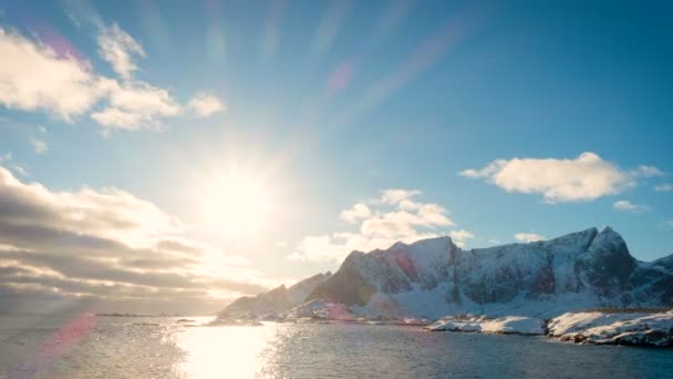 Abstrakt Lofoten Solnedgång Tidsfördröjning Med Lysande Inställning Solen Och Moln — Stockvideo