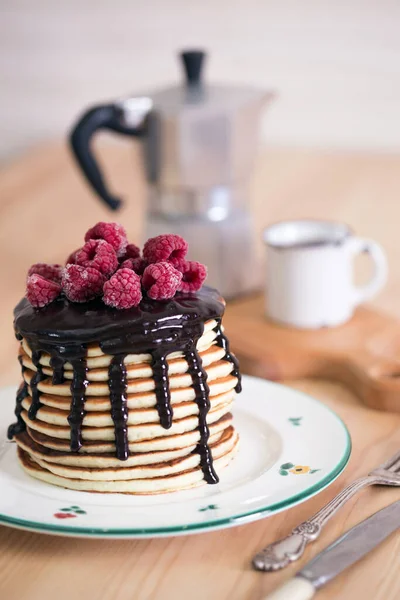 Pfannkuchen Mit Schokolade Und Himbeeren Stapeln — Stockfoto