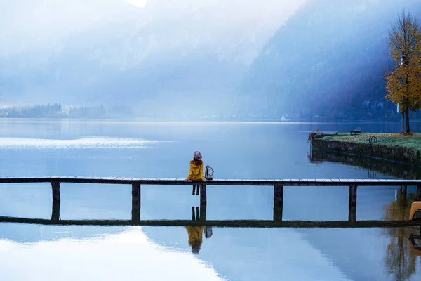 Turista Ragazza Cappello Con Uno Zaino Seduto Ponte Legno Lago — Foto Stock