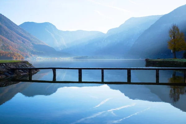 Dřevěný Most Horském Jezeře Časně Ráno Krásná Krajina Odraz Hallstatt — Stock fotografie