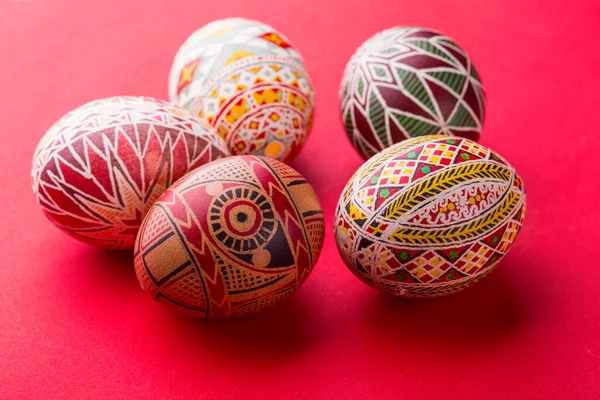 Frohe Osterkarte Schönes Osterei Pysanka Handgefertigt Ukrainische Tradition Auf Rotem — Stockfoto