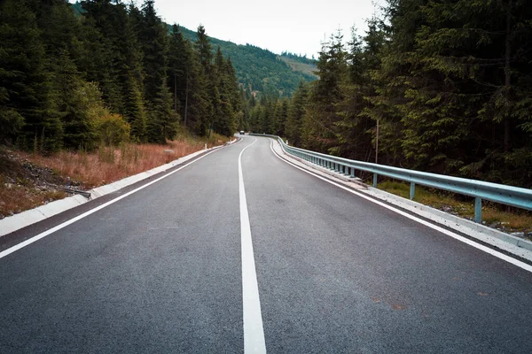 Viagem Carro Bela Paisagem Vista Uma Estrada Montanha Roménia — Fotografia de Stock