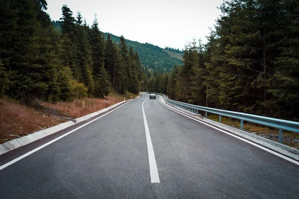 Viagem Carro Bela Paisagem Vista Uma Estrada Montanha Roménia — Fotografia de Stock