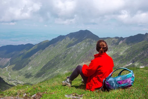 Chica Excursionista Camino Las Montañas Transfagaras Romani —  Fotos de Stock