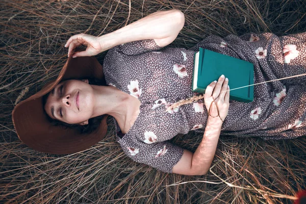 Gelukkig Glimlachend Meisje Ligt Droog Gras Met Boek Retro Stijl — Stockfoto