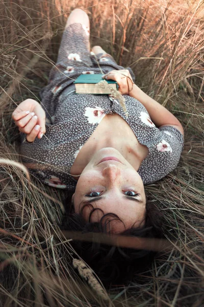 Счастливая Улыбающаяся Девушка Лежит Сухой Траве Книгой Ретро Стиль — стоковое фото