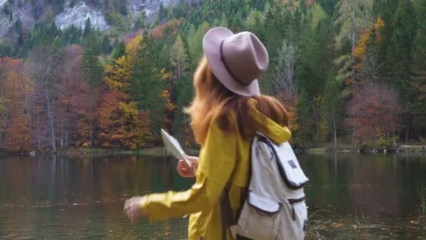 女探险家 背着背包旅行着 看着美丽的高山湖畔的旅游地图 — 图库视频影像