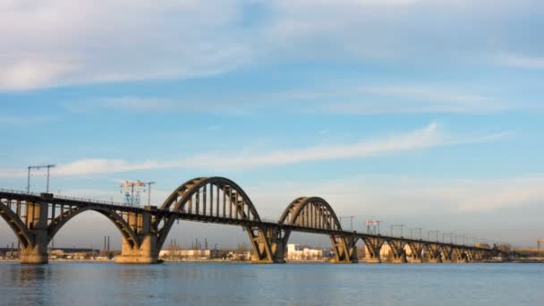 Ponte Ferroviária Concreto Arqueado Nuvens Flutuando Pelo Lapso Tempo Céu — Vídeo de Stock