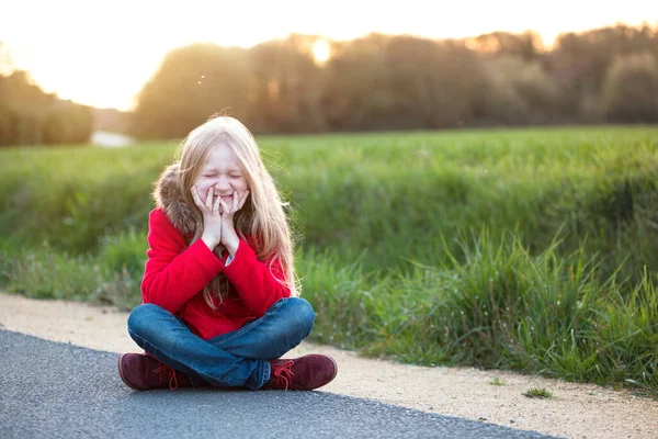 Niña Feliz Sentada Camino Sonriendo Viajar Con Niño Franco —  Fotos de Stock