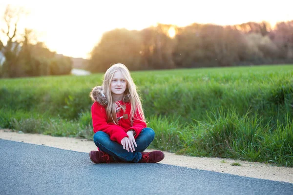 Ragazzina Felice Seduta Sulla Strada Sorridente Viaggiare Con Bambino Franc — Foto Stock