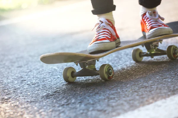 Piedi Uno Skateboard Ragazza Cavalca Uno Skateboard Transalpine Romania — Foto Stock