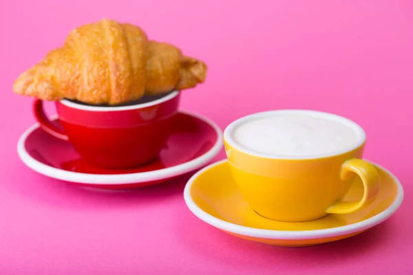 Schöne Kaffee Gelbe Und Rote Tasse Mit Cappuccino Und Croissant — Stockfoto