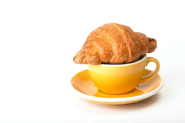 Cangkir Kuning Kopi Yang Indah Dengan Cappuccino Dan Croissant Pada — Stok Foto