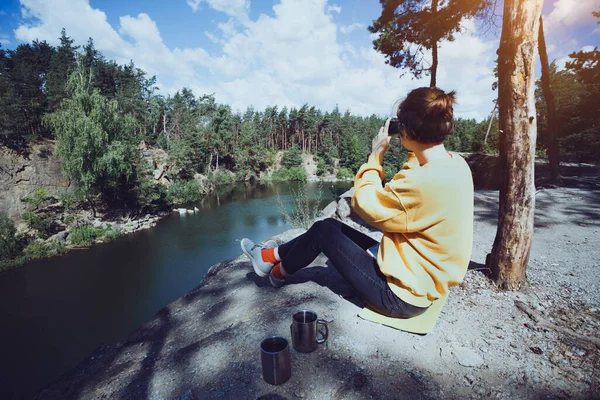 Chica Excursionista Sentado Junto Lago Con Cámara —  Fotos de Stock