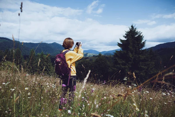 Touristenmädchen Mit Rucksack Und Kamera Auf Der Bergwiese Karpaten Ukraine — Stockfoto