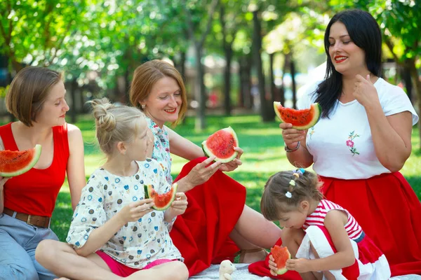 Léto Velká Šťastná Rodina Pikniku Melounem Zábavné Šťavnaté Léto Světlé — Stock fotografie