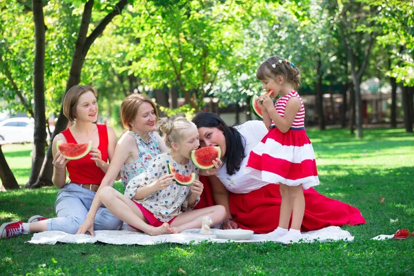 Sommar Stor Lycklig Familj Picknick Med Vattenmelon Rolig Saftig Sommar — Stockfoto