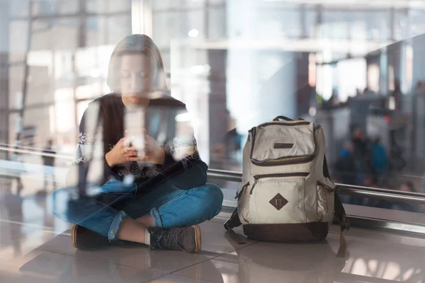 Esperando Vuelo Aeropuerto Chica Con Teléfono Una Mochila Sienta Floo — Foto de Stock