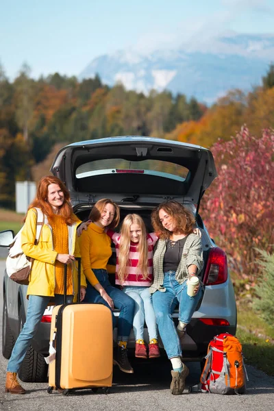 Großer Familienausflug Glückliche Mädchen Reisen Mit Dem Auto Mamma Mit — Stockfoto