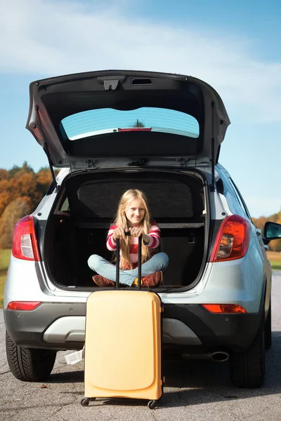 Junges Mädchenporträt Kofferraum Des Autos Roadtri — Stockfoto