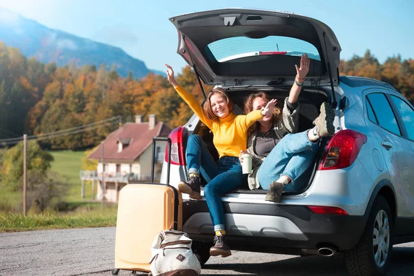 Roadtrip Zwei Lächelnde Teenager Mädchen Buh — Stockfoto