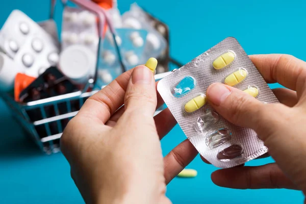 Női Kéz Tablettákkal Háttérben Fogyasztói Kosár Termékek Gyógyszerekkel — Stock Fotó