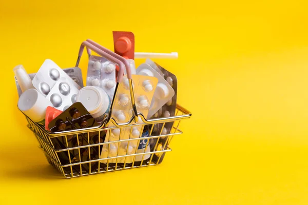 Sárga Hátterű Gyógyszerekkel Ellátott Fogyasztói Kosaras Termékek Vásárlásának Árai — Stock Fotó