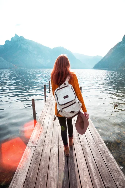 Beautiful Girl Hat Pier Lake Bank Mountains Backgroun — Stock Photo, Image