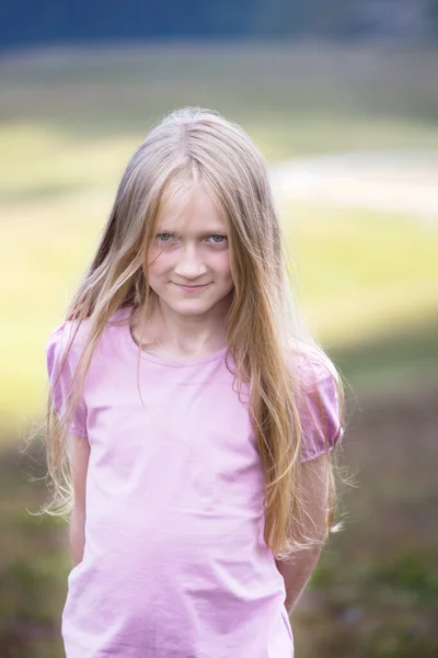 Portret Happy Little Piękna Dziewczyna Outdoor Patrzy Kamerzystę — Zdjęcie stockowe