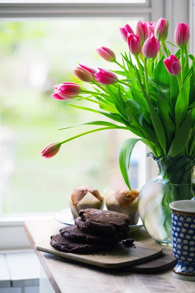 Belles Tulipes Roses Dans Vase Avec Cupcakes Biscuits Dans Cuisine — Photo