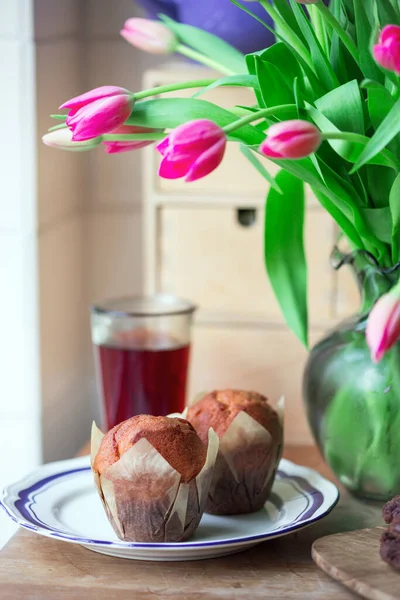 Όμορφες Ροζ Τουλίπες Βάζο Cupcakes Και Μπισκότα Στην Vintage Κουζίνα — Φωτογραφία Αρχείου